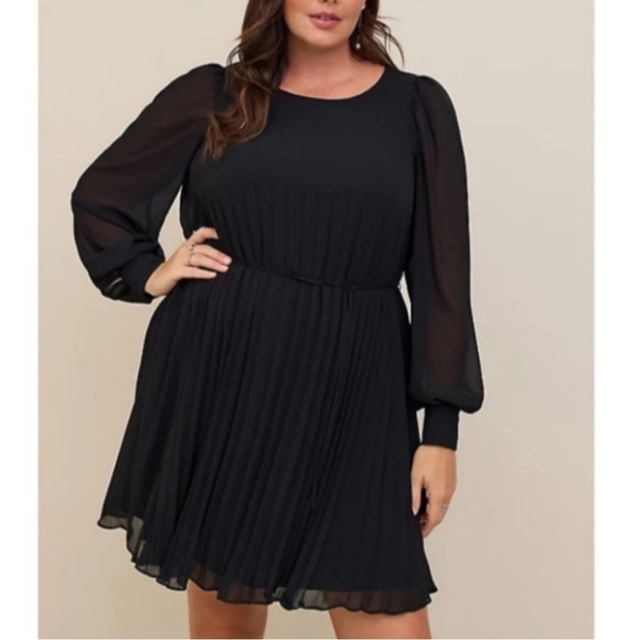 torrid Dresses & Skirts - Torrid Mini chiffon pleated black dress size 1X